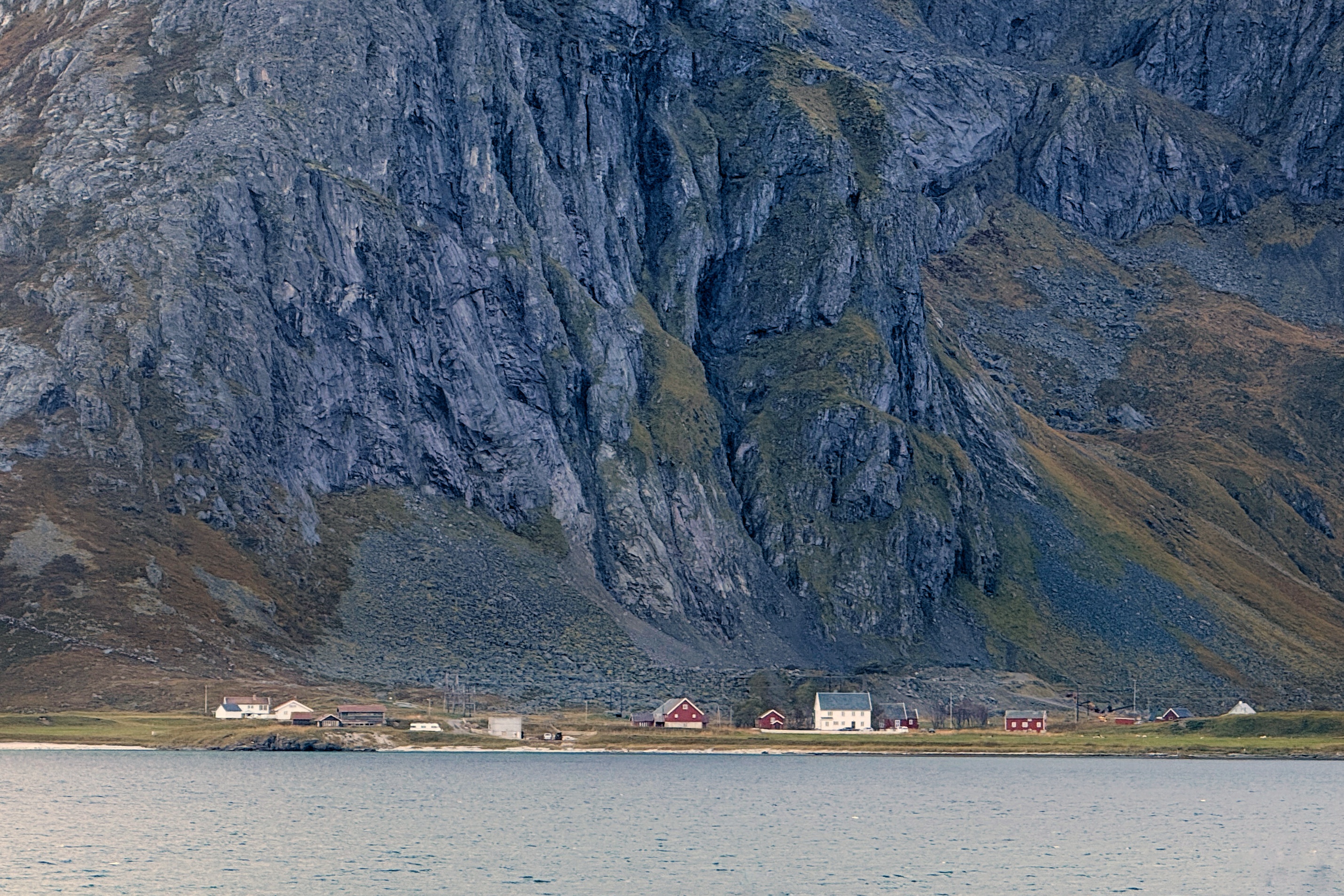 Maisons au pied d'une paroi rocheuse aux Lofoten
